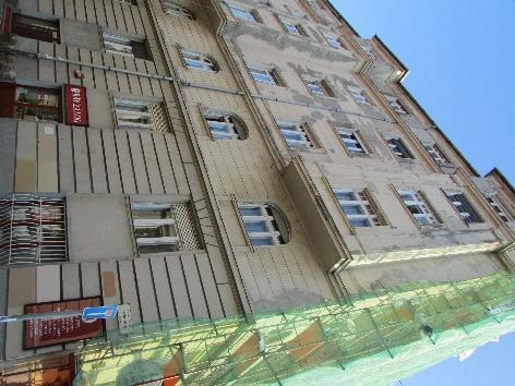 Az ablakkeretezések és homlokzati tagolások klasszicizáló jellegűek. A Sarló utcai homlokzat két szélső-, és két harmadoló tengelyében négy emelet magas zárterkély ugrik ki a homlokzatból.