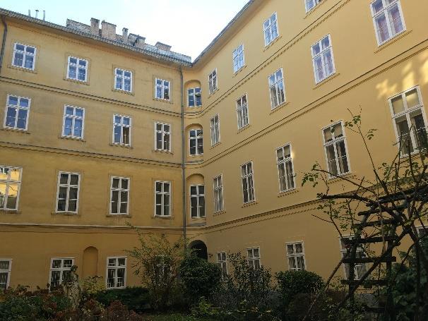A kapualjjal szemben lévő belső homlokzaton klasszicista stílusú vörös márvány falikút található.