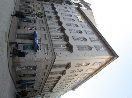 Viszonylag egyszerű homlokzatarchitektúrájú, nyílásait szintenként különböző tagozatok emelik ki, földszintjét kváderezés díszíti. Lábazatát kőlapokkal burkolták.