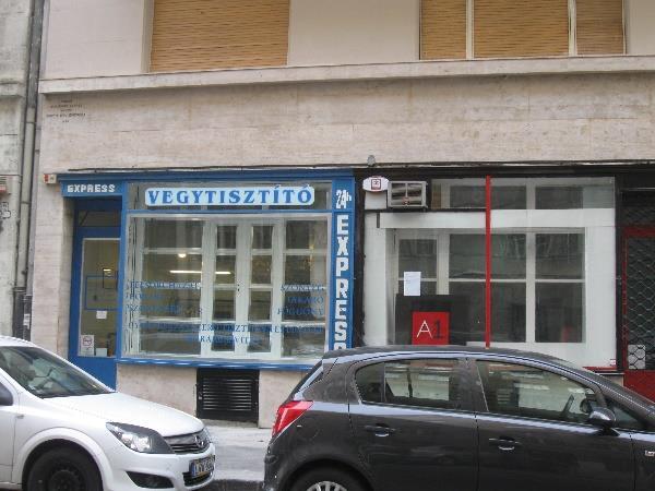 537 Ft A lesarkított tompaszögű telken lévő társasház 1938-ban Rumszauer György tervei alapján készült.