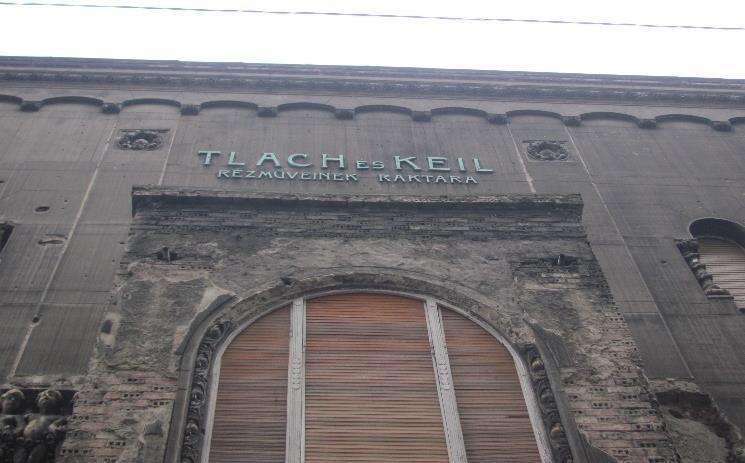 000 Ft A kétemeletes neoromán stílusú üzlet- és lakóházat Fischer József és Scheer Izidor tervei alapján 1905-ben építették Tlach és Klein rézművesek részére.
