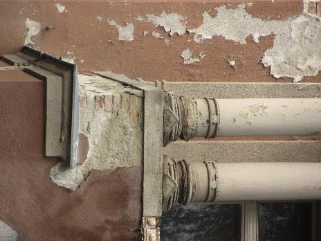 Az épület mellől indul a később kialakított Benczúr köz. Az erre néző homlokzat intimitással fordul a szomszédos villaépület felé.