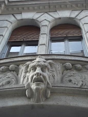 Mindkét homlokzata gazdag ornamentikával díszített, amelynek részeként Zsolnay kerámia elemek is megjelennek az épületen, finoman kidolgozott textúrák és részletmegoldások jellemzik.