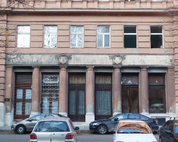 Az épület hosszú ideig a Győr-Sopron-Ébenfurti Vasút Rt központjának adott helyett. A homlokzatok állapota lepusztult, felújításuk szükségszerűvé vált.