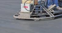 A rendkívül nagy terheléseknek kitett ipari padlók esetében, az előkevert TAL M KORUND 10 keveréket hordják fel a friss betonfelületen, és terítik el beton kiegyenlítőkkel.