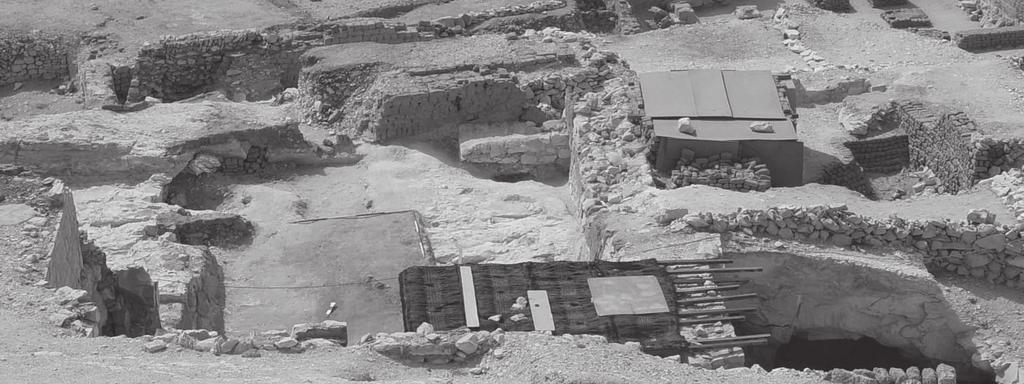 Ásatás Nefermenu sírjának (TT 184) előudvarában Nefermenu sziklasírjának legnagyobb részét korábban már feltártuk, és ennek során a sziklába mélyített előudvarban hat olyan további temetkezőhely