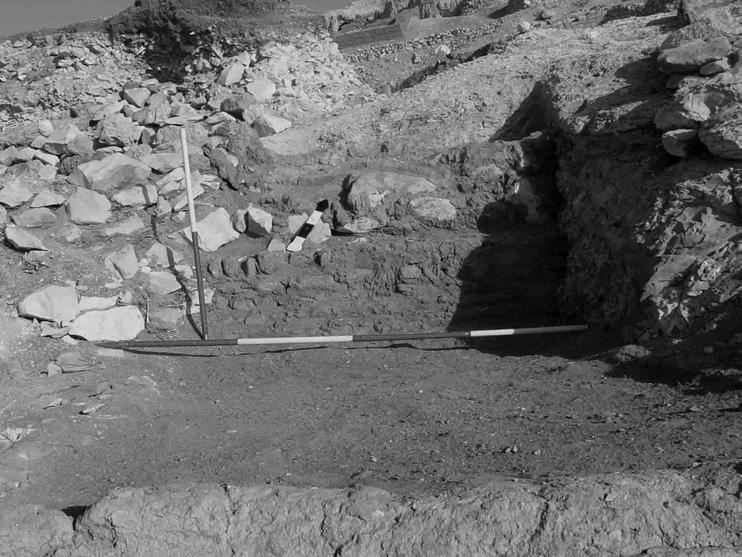 jük, hogy Nebszumenu sírja első, széles termének keleti szárnya fölött, egy ahhoz hasonlóan tájolt, minden bizonnyal pilléres sziklasír lehetett, ahol a porticusos homlokzat leomlott, de a sziklába