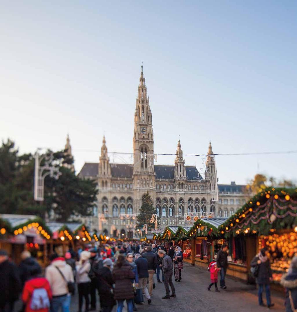 Christkindlmarkt Obyvatelé Vídně i turisté z celého světa, mladí i staří: Nezáleží na tom kdo, nebo odkud jste Vídeňský vánoční trh Christkindlmarkt (Ježíškovský trh) dokáže okouzlit každého.