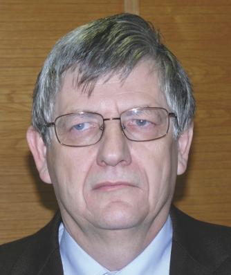 Dr. Sáfrány Géza 1955-ben született. Általános orvosi diplomáját a Pécsi Orvostudományi Egyetemen kapta 1979-ben, summa cum laude fokozattal.