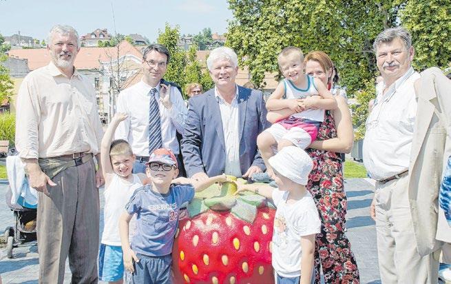 oldal) Czene Attila olimpiai bajnok úszó is részt vett a Beszélj Velem Alapítványi Óvoda ballagási ünnepségén. (12.