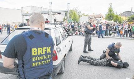 Kérjük, válassza ki a kisebb korosztály számára Ön szerint legalkalmasabb játszótéri eszközt az alábbiak közül! (Kérjük, legfeljebb három lehetőséget jelöljön be) a. kisház b. csúszda c.