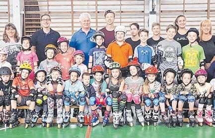 A hokisoknak a görkorcsolyatudásuk már biztos, és az ütőt, labdát is készségszinten tudják használni. Kocsondi Márk különböző trükköket, taktikákat mutatott meg a diákoknak.