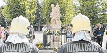 továbbá havonta egyszer (minden hónap első szombatján) elvárja a díszpolgárokat (és persze mindenki mást) Budatéténybe, a szombatonkénti hazánkért és nemzetünkért esti misére.