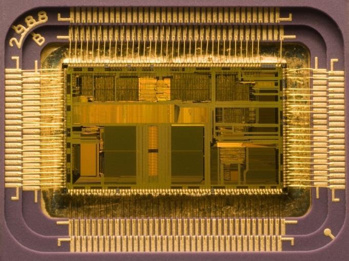 Mikroszámítógép családok Mikroprocesszorok Számítógép architektúra központi egységének egy áramköri lapkán megvalósított formája Példa: Intel 8-bites: 8080 (1974)