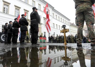 Ő ezt mondja:»csak eltorzult lelkű félzsidók lesznek heves magyarok«. A bejegyzéshez csatolt három fényképen a nevesített Örkény Antal és Kőszeg Ferenc mellett Soros György is látható.