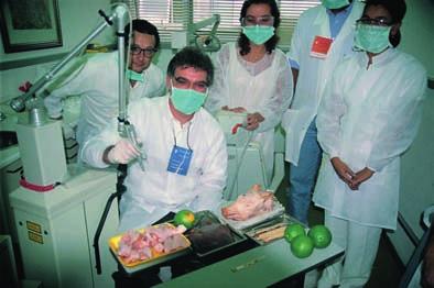 8 lézerhírek Dr. Gáspár Lajos A gyakorlati fogászati lézeroktatás módszerei és jelentősége itthon és külföldön 1. ábra: Az első fogászatilézertanfolyam Dél-Amerikában São Paulo, Brazília. 2.