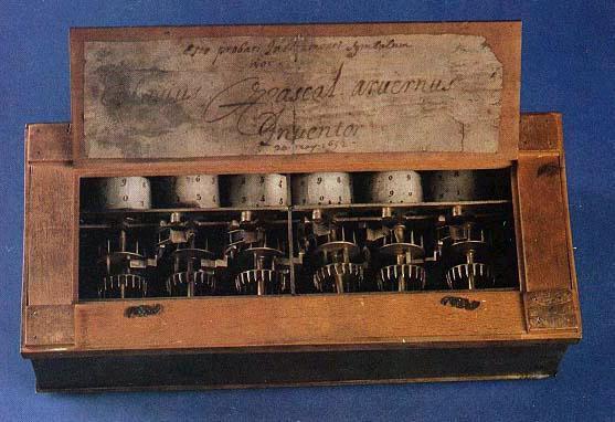 Mechanikus számológépek korszaka Pascal összeadógépe Az első, egységes egészként működő összeadógépet Blaise Pascal francia filozófus tervezte 1642-ben.