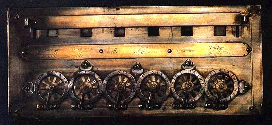 A gépet Rouenben adóbeszedőként dolgozó apja számára készítette az akkor 19 éves Pascal, hogy megkönnyítse annak munkáját. A számológép megmaradt az utókornak.