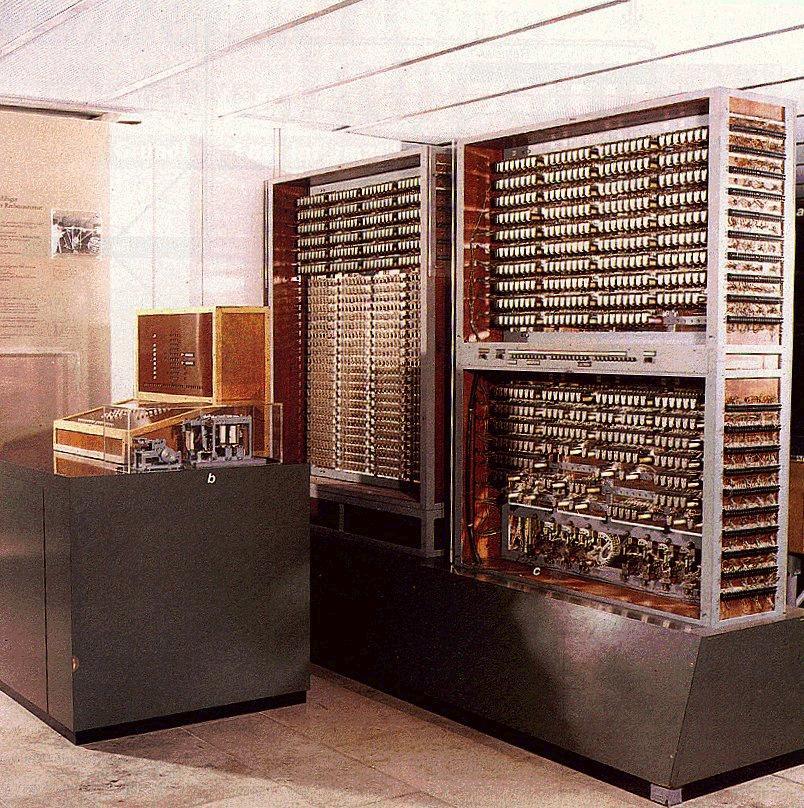 Konrad Zuse Konrad Zuse 1936 és 1938 között otthon, szülei lakásának nappalijában épített Z1 néven az első olyan szabadon programozható számítógépet, amely kettes számrendszerben működött és
