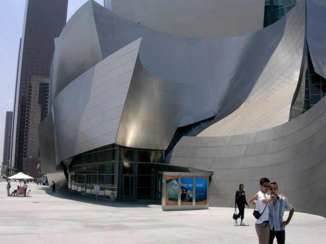 Gehry /USA Gehry épületszobrai másolhatatlan művészeti alkotások.