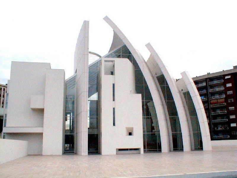 Zaha Hadid /Irak GB Zaha Hadid építészetén, térszervezésein utolérhető az építész