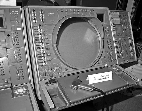 1959-ben az MIT-in megalkotják a TX-2 számítógépet, mely grafikus konzollal volt ellátva. 1959-ben dr.