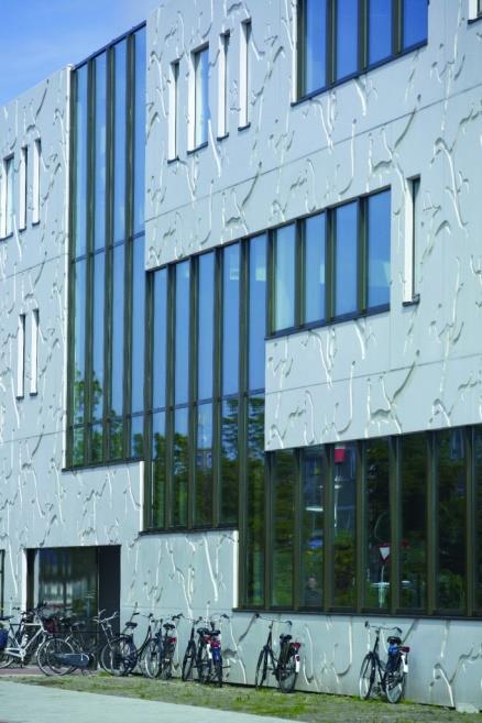 Forrás: Magyar Cement-, Beton- és Mészipari Szövetség Homlokzatképzés: Iskolaépület matricás látványbeton felülete, ahol művészettörténetet oktatnak a