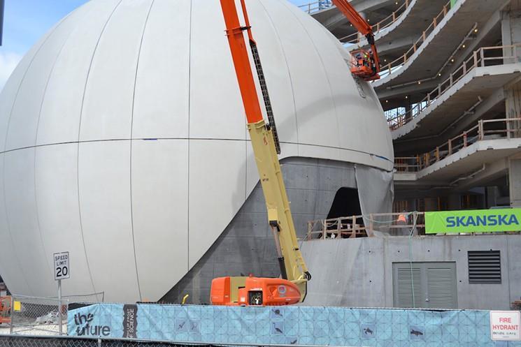 Beton 3D (gömb) elemek: Előregyártott beton szegmensekkel készüllő planetárium.