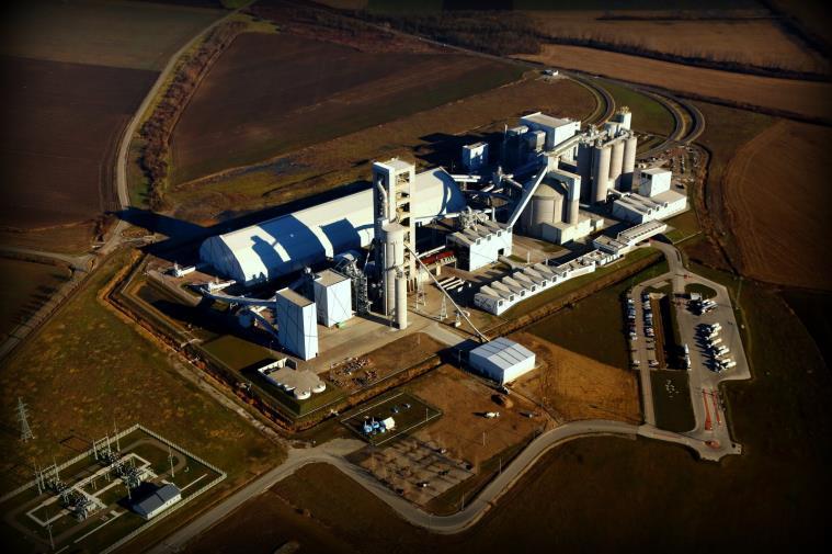 A királyegyházi cementgyár képe Forrás: Magyar Cement-, Beton- és Mészipari Szövetség A váci cementgyár képe Forrás: Magyar Cement-, Beton- és Mészipari Szövetség Ezek a korszerű cementgyárak egyre