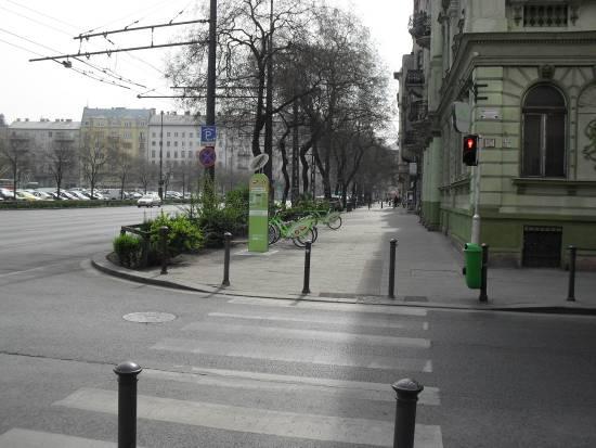 A vizsgált területen belül jelenleg a park területét átszelő Kós Károly sétány mentén található kétoldali kerékpársáv, mely délen az Andrássy út szervizútjain keresztül biztosít