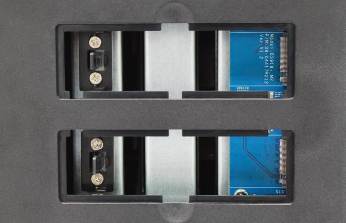 M.2 NVMe SSD beszerelése a DiskStation eszközbe Az SSD-gyorsítótárazó kötet kialakításához akár két M.2 NVMe 2280 SSD-t is beszerelhet DiskStation eszközébe.