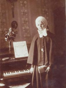 Elolvastatott az elhunyt által 1917. április hó 16-án (halála előtt két héttel) kelt végrendelet, melyben az összes érdekeltek megnyugodtak, és ezt az örökösödési jogalapul elfogadták. Eszerint 1.