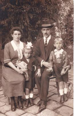Gyermekeik közül a felnőttkort négy lány érte meg. A képen Wolf Katalin, Anczenberger Mihály és a lányok Gizi, Erzsi, Mária, Ida láthatóak (1920-as évek).
