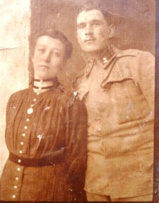 Nevelőnő volt Fóton, ahol megismerkedett későbbi férjével, Wachtler (Várszegi) Ferenccel, aki a Fóti gyermekvárosban volt tanár, zenemester.