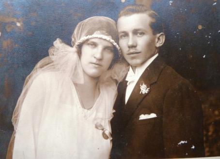 Oremusz Jóska kitűnő cipész volt, remekbe készült munkájáért 1923-ban arany oklevelet kapott Veszprém nemes városának Ipartestületétől, 1932-ben Zircen kiállított munkájáért ezüstéremmel tüntették