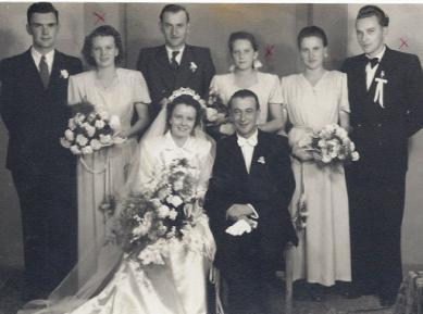 Oremusz Rózsi (1931-) nagyon helyes kislány volt, örökbe akarta fogadni rokona, Anczenberger Mihály, a diósgyőri főmérnök, de Rózsi nem maradt meg ott, visszajött Zircre.