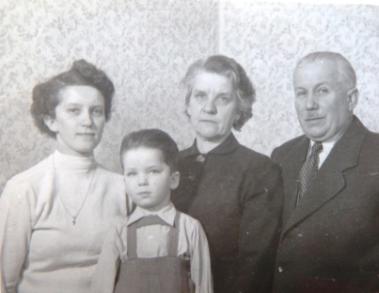 Orémusz Ilona (Ica 1935-) a zirci gyógyszertárban dolgozott, fia Gyömörei József (1953-2016), Takács Ágnes (1975). A képen Orémusz Ica, fia, Jóska és a szülei 1955-ben.