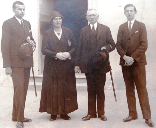 1901. szeptember 1-jén kötött házasságot Wetzl Alojziával. A vőlegény foglalkozásaként ács vállalkozót jelöltek meg, úgymint édesapja foglalkozásaként, lakhelye Zirc 174. szám.