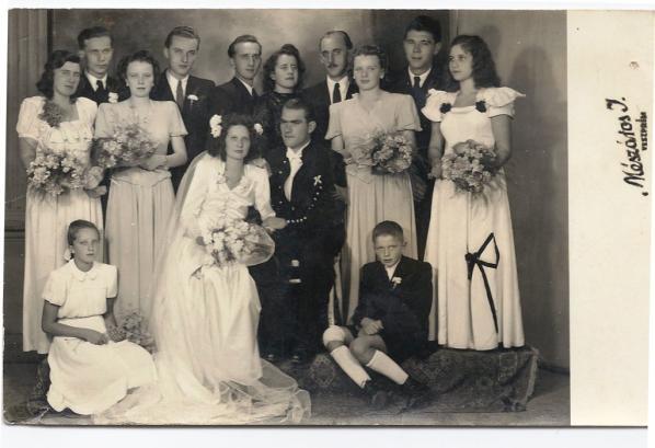 A képen Udvardy Antal, Wolf Erzsébet és három gyermekük 1930-ban. Udvardy Ottó (1920-2005) közgazdász egyetemi hallgató volt, Budapesten doktorált.