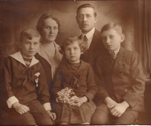 Két gyermekük született: Edit (1951) és Tamás (1953). Udvardy Ottó esküvője Udvardy Aranka és Jenő László esküvője 1947 Udvardy Aranka (1926-2011) keresztszülei voltak Wolf Károly és Wolf Mariska.