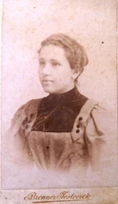 / Wolf Katalin (1845-1913) A három életben maradt gyerek közül a legidősebb Katalin, akiről kép nem maradt csak az aláírása 1886-ból. Feleségül ment az özvegyen maradt Scherer János Györgyhöz.