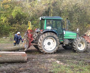 kihordó szerelvénnyel, forvarderrel); függesztve (pl. kötélpálya, helikopter, közelítő ballon alkalmazásával). A legfontosabb közelítőeszközünk a traktor.