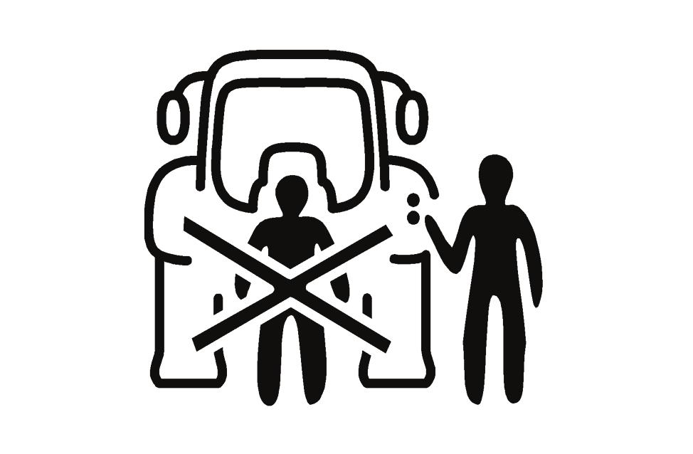 A traktor mindkét hátsó sárvédőjén lévő nyomógombokon feltüntetett szimbólumok a hárompont függesztő szerkezet megnyomás utáni mozgási irányát jelölik. A mozgás csak addig tart, amíg nyomja a gombot.