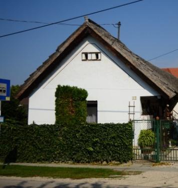 tetejű parasztházak jellemzőek voltak az ófalu településrészre.