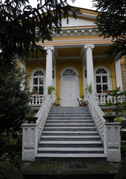 Plasztikus, konzolos koronázó párkányok, sarokamírozás és magas plasztikus lábazati párkány melyen a változatosan keretezett ablakok állnak, alattuk az alagsorablakai