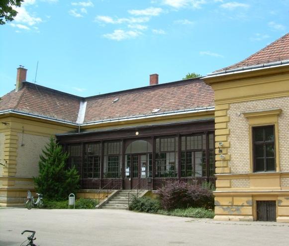 világháború idején sok hadikölcsönt jegyeztek, ezért 1921-ben a kúriát el kellett adniuk gróf Wenckheim Ferencnek. Wenckheim a család ifjabb grófi ágából származott.