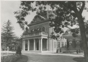 Jelenlegi állapotában az 1800- as években épült klasszicista épületre az 1920-30-as