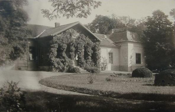 Örökségünk 26 Manndorf-Wickenburg kúria (polgármesteri hivatal) és kertje Báró Manndorff Géza Velence Tükrös nevű részét vásárolta meg az 1890-es években.