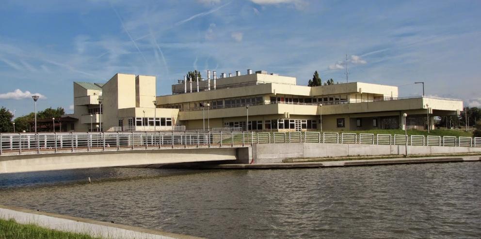 Építészeti útmutató 36 TELEPÍTÉS Azokon az építési telkeken, melyek közvetlenül a Velencei-tó partján helyezkednek el, a part melletti 30 m széles sávon épületet építeni nem lehet.