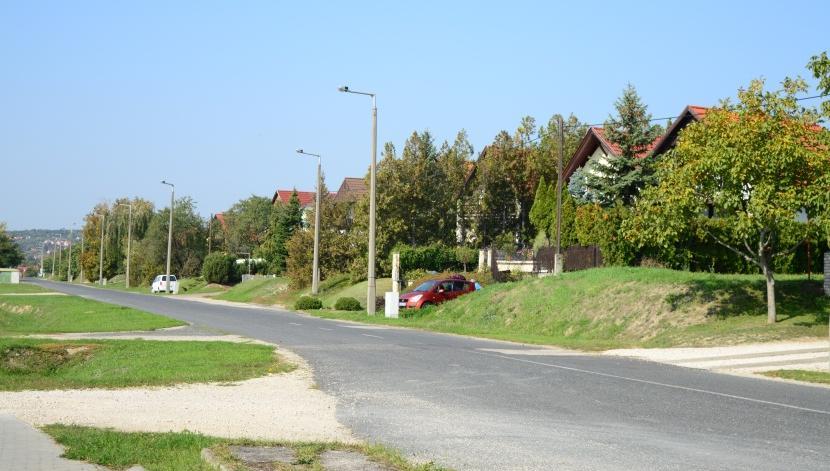 Az épületeket a telek oldalhatárával párhuzamosan javasolt